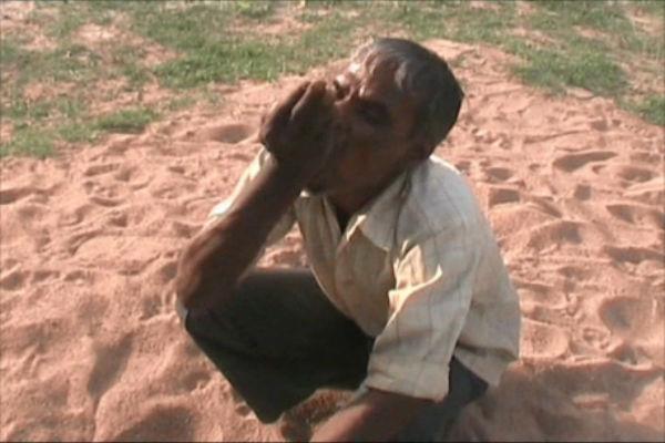 ಮಣ್ಣು- ಹೊಯ್ಗೆ ತಿಂದು ಈತ ಗಟ್ಟಿಮುಟ್ಟಾಗಿಯೇ ಇದ್ದಾನೆ!